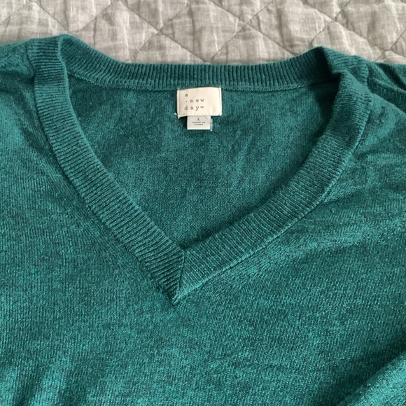 BNWOT green v-neck sweater - Picture 2 of 2